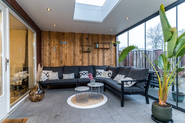 Foto - Te koop: Moderne instapklare drive-inwoning met garage, 3 slaapkamers, balkon met prachtig uitzicht en geheel bestraatte onderhoudsvriendelijke tuin met tuinkamer gelegen aan de rand van Heerlen.